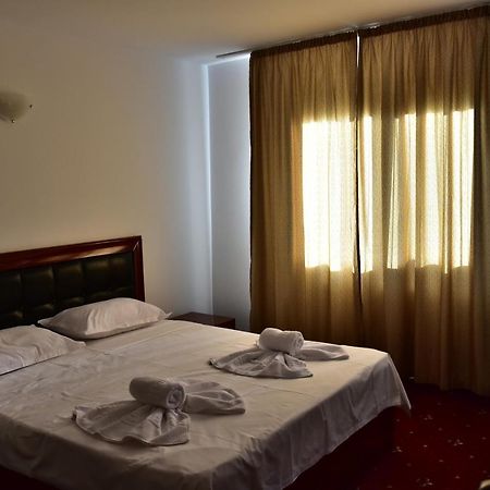 Hotel Ostrov Călimăneşti Buitenkant foto