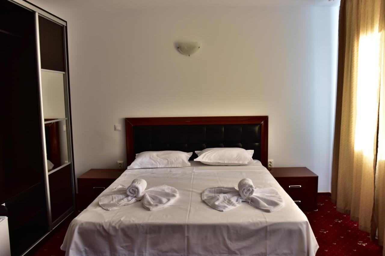 Hotel Ostrov Călimăneşti Buitenkant foto