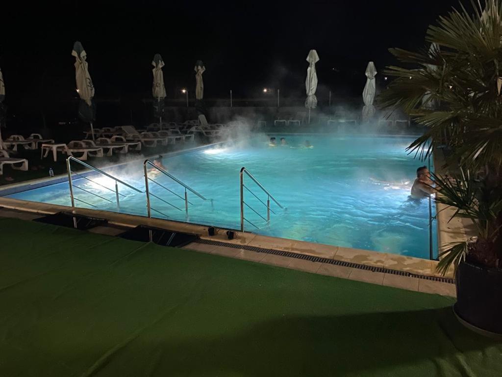 Hotel Ostrov Călimăneşti Buitenkant foto